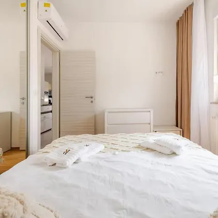 Guest house With Private Swimming Pool Trogir