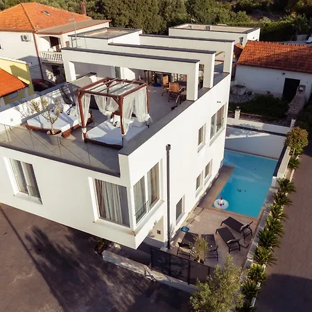 With Private Swimming Pool 3* Τρογκίρ