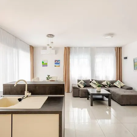 Гостьовий будинок With Private Swimming Pool Трогір