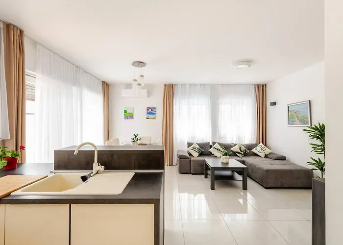 Konukevi With Private Swimming Pool Trogir