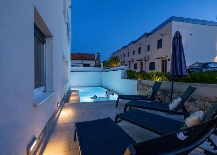 With Private Swimming Pool Konukevi Trogir
