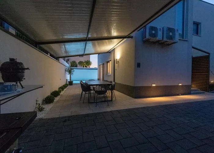 With Private Swimming Pool Konukevi 3*