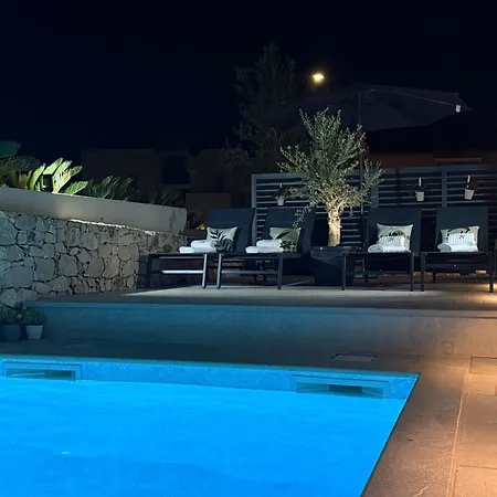With Private Swimming Pool 3* Τρογκίρ