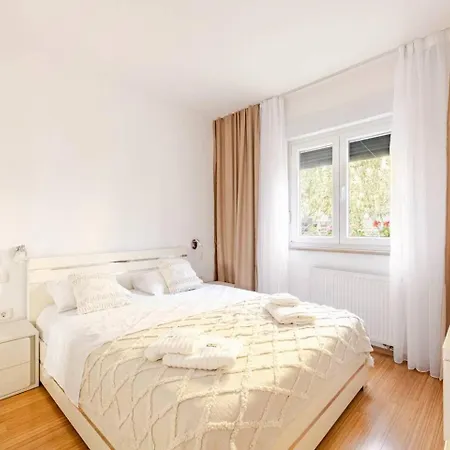 With Private Swimming Pool Πανσιόν