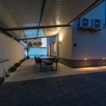 With Private Swimming Pool Πανσιόν 3*