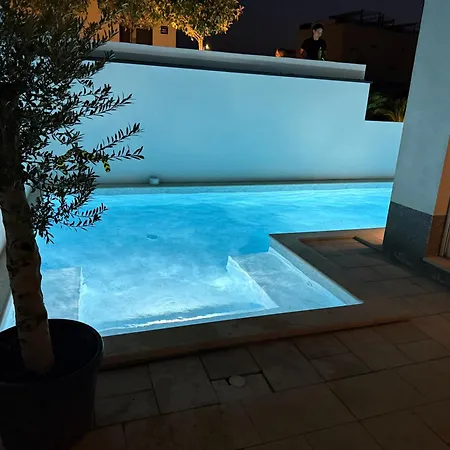 With Private Swimming Pool 3* Τρογκίρ