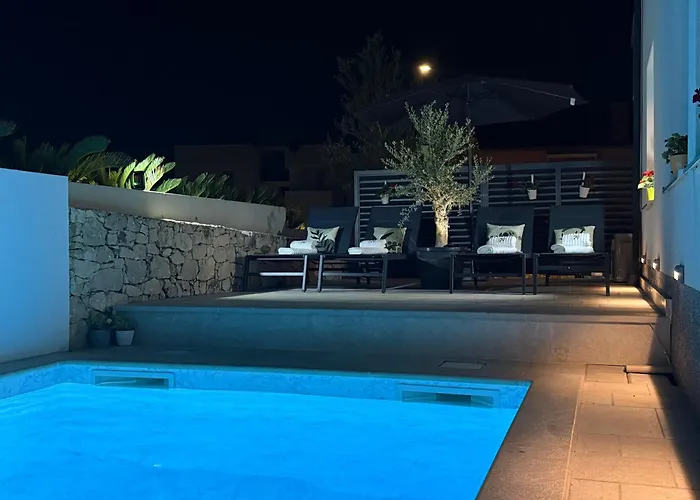 With Private Swimming Pool 3* 特罗吉尔