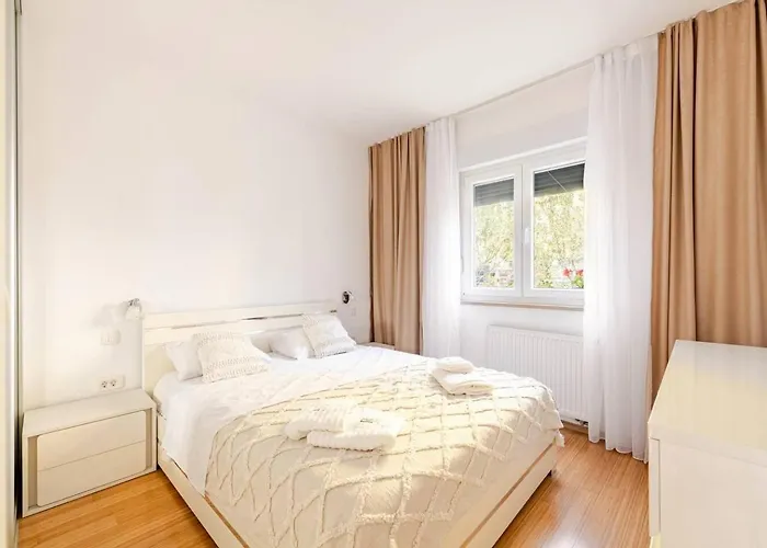 With Private Swimming Pool 招待所